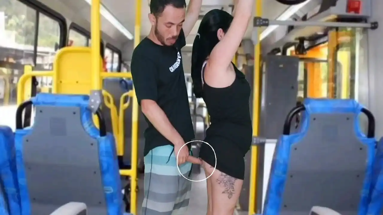 ABSURDO EM PUBLICO NO ÔNIBUS homem da esfrega o pau na morena ate gozar na sua bunda e vestido