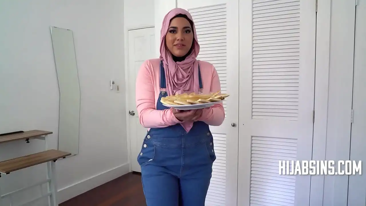 Garota gordinha em hijab oferece sua virgindade em uma bandeja - POV