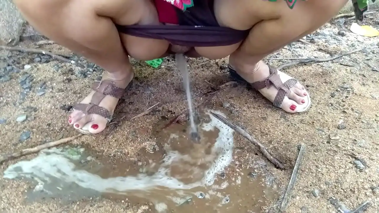 Compilação de vídeo Desi Indian Bhabhi Outdoor Pissing