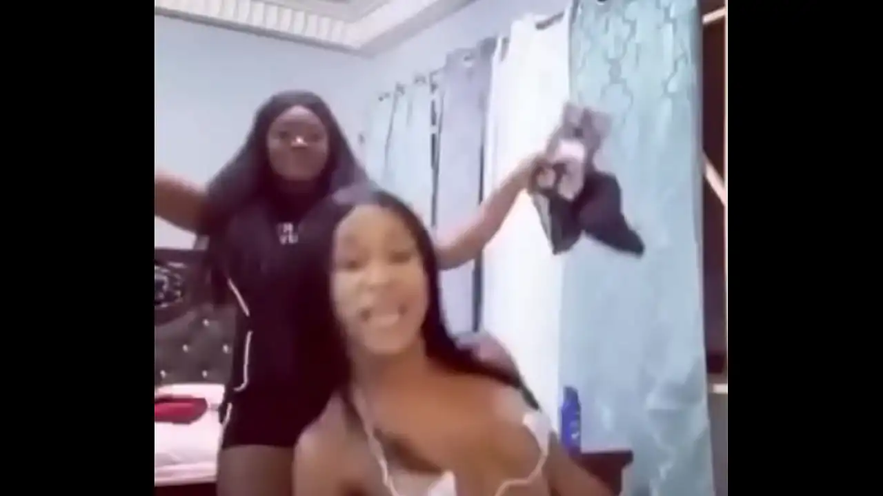 Mulher ganesa twerk com música cardiB