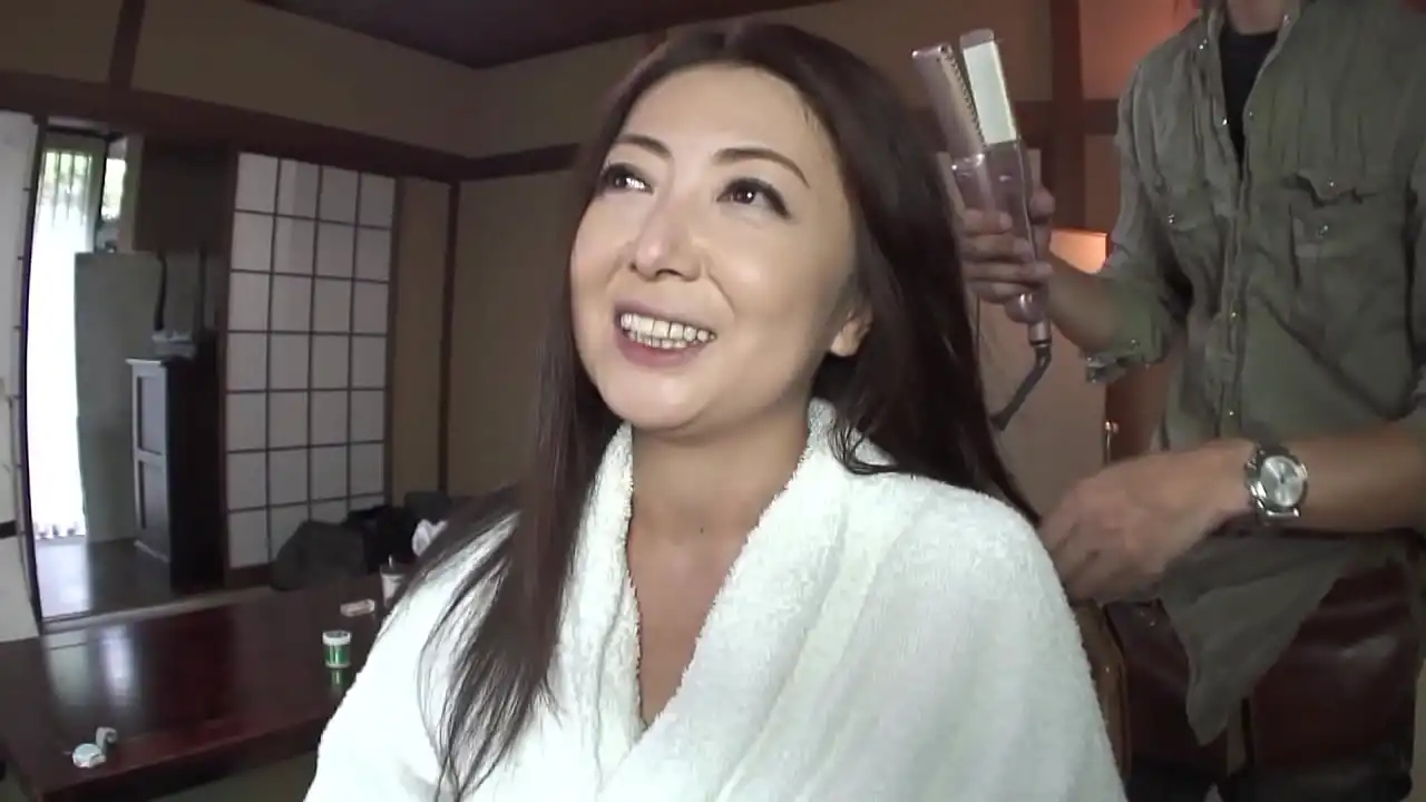 The Squirting Queen - Linda esposa madura japonesa está fazendo seu primeiro vídeo adulto